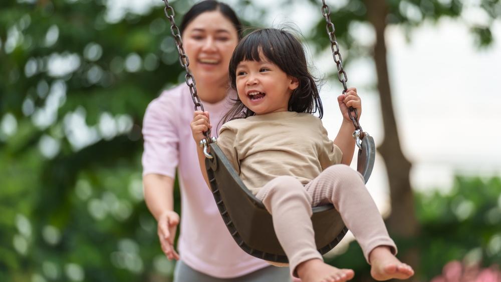 Mutter Kind Schaukel